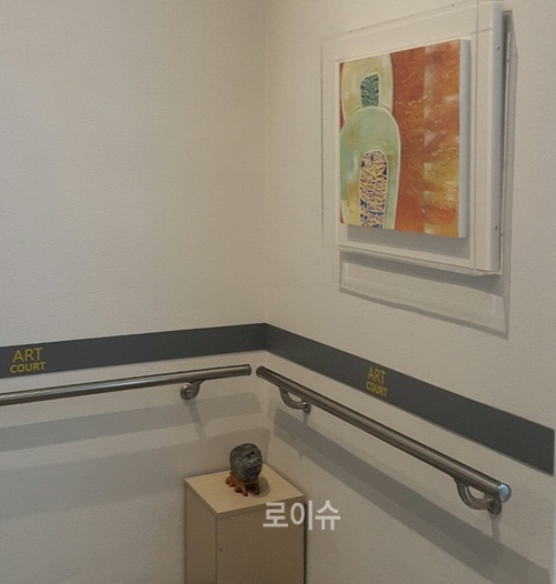 예술법정 창원지법, 건물 계단 통로 갤러리로 꾸며
