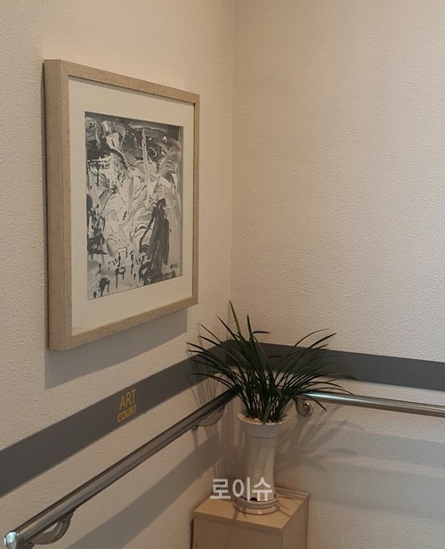 예술법정 창원지법, 건물 계단 통로 갤러리로 꾸며