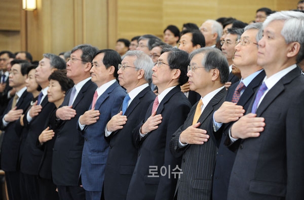 ▲2015년시무식에참석한양승태대법원장과대법관들(사진=대법원)