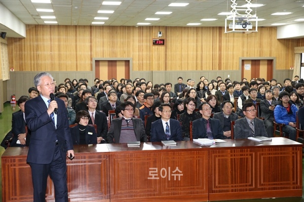 ▲강민구창원법원장이경남도교육청직원들을대상으로특강을하고있다.(사진제공=경남도교육청)