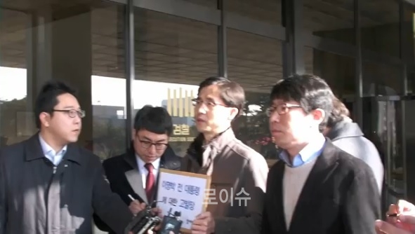 ▲작년3월5일서울중앙지검에고발장을제출하는참여연대박근용협동사무처장