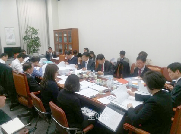 ▲이학영새정치민주연합의원이8일공개한정무위법안소위회의모습