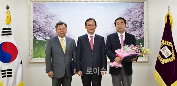▲박흥대법원장(사진가운데)과조정위원들이기념촬영.(사진제공=부산고법)