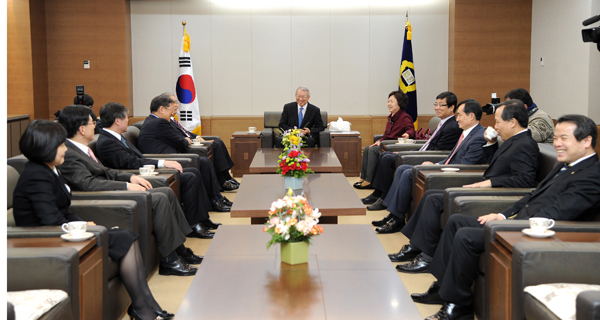 ▲양승태대법원장이14일대법원청사에서대법관후보추천위원회위원들과접견하는모습(사진=대법원)