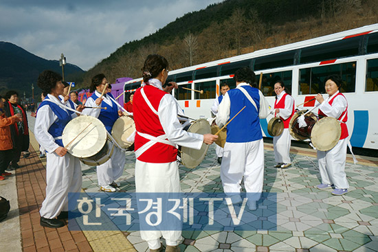 ▲정선아리랑열차도착환영(촬영=윤은호기자)
