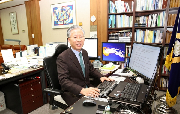 ▲대법관후보추천위원회로부터대법관후보추천을받은강민구창원지법원장집무실