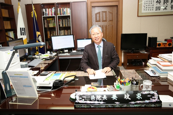 ▲대법관후보추천위원회로부터대법관후보추천을받은강민구창원지법원장집무실