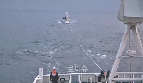 ▲추진기장애선박을예인하고있다.(사진제공=부산해양경비안전서)
