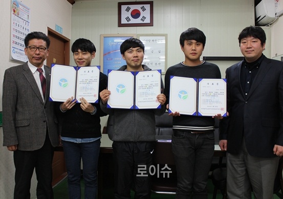 ▲실습을마친학생들이수료증을내보이며김대기소장(사진왼쪽)과기녀촬영.(사진제공=한국법무보호복지공단경남서부지소)