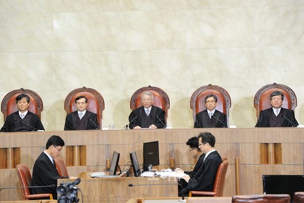 ▲22일대법원대법정전원합의체모습(사진=대법원제공)좌측부터이인복,신영철대법관,양승태대법원장,민일영,이상훈대법관