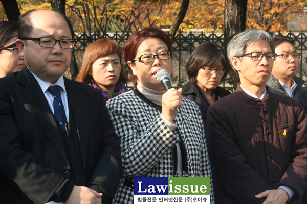 ▲검찰청사앞에서규탄기자회견을갖는좌측부터장경욱변호사,김인숙변호사,권영국변호사