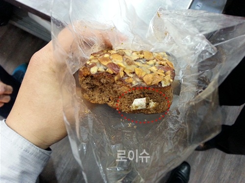 ▲제과점에서빵에고의로담배꽁초를넣어협박.(사진제공=부산경찰청)