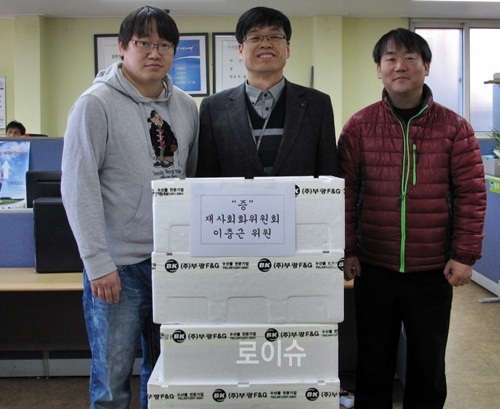 ▲이충근보호위원은9일부산지부에생선류(60만원상당)을전달하고기념촬영.(사진제공=법무공단부산지부)