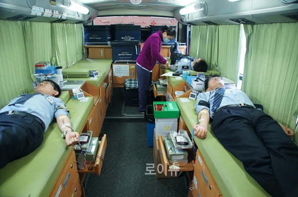 ▲부산교도소직원들이헌혈에동참하고있다.(사진제공=부산교도소)