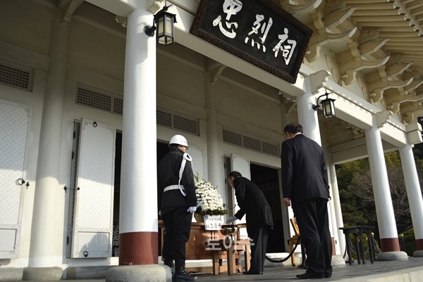 ▲부산변호사회집행부가충렬사를참배하고있다.(사진제공=부산지방변호사회)