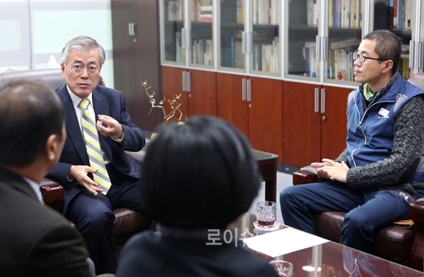 ▲작년11월10일공무원연금과관련해문재인새정치민주연합의원면담한이충재위원장등공무원노조지도부(사진=공무원노조)