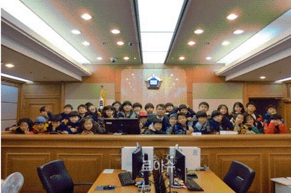 ▲초록배낭회원들이부산법원종합청사를견학하고기념촬영.(사진제공=부산고등법원)