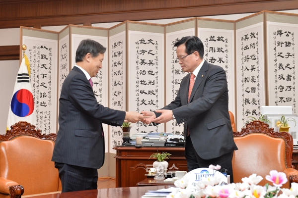 ▲3일국회를방문해정의화국회의장(우)에게양승태대법원장의친서를전달하는박병대법원행정처장(사진=대법원)