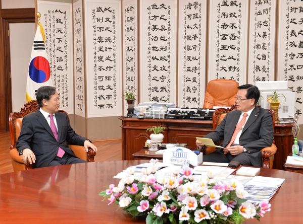 ▲3일국회를방문해정의화국회의장(우)에게양승태대법원장의친서를전달하고대화를나누는박병대법원행정처장(사진=대법원)