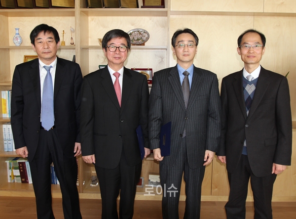 ▲왼쪽부터박영도기획조정본부장,이원한국법제연구원장,정규공주대학교법학과장,권형둔공주대학교법학연구소장(사진=한국법제연구원)