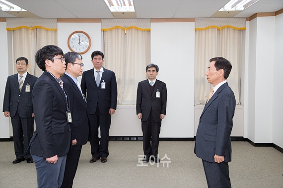 ▲윤인태부산고법원장(사진우측)이2월재판사무처리모범직원으로선정된민형과법원사무관김인영,법원서기오세헌에대해법원행정처장포상품을전수하고격려하고있다.(사진제공=부산고법)