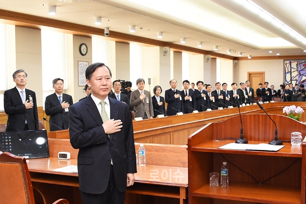▲전국수석부장판사회의에참석한박병대법원행정처장(맨앞)/사진=대법원