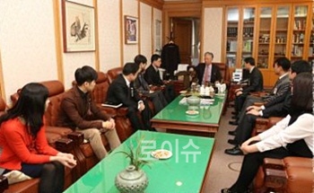 ▲강민구법원장이직원들과차담을갖고있다.(사진제공=부산지법)