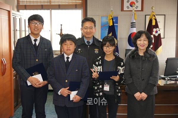 ▲박호서소장이장학생들과기념촬영.(사진제공=부산교도소)