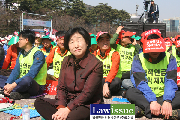 ▲공투본‘국민연금강화! 공무원연금개악저지!총력결의대회’참석한심상정정의당원내대표.
