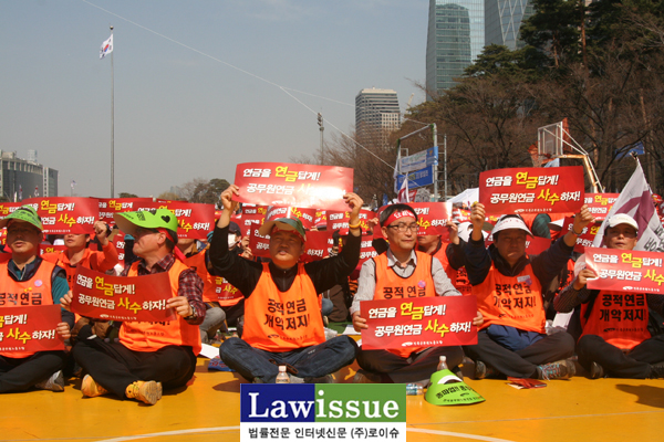 ▲28일여의도총력결의대회에참여한이상원법원본부장(가운데)