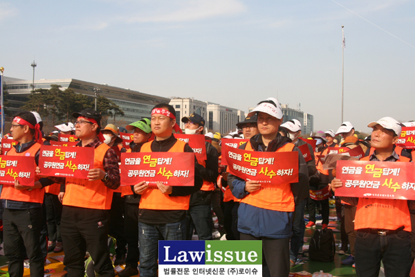 ▲28일여의도총력결의대회에참여한이상원법원본부장(가운데)