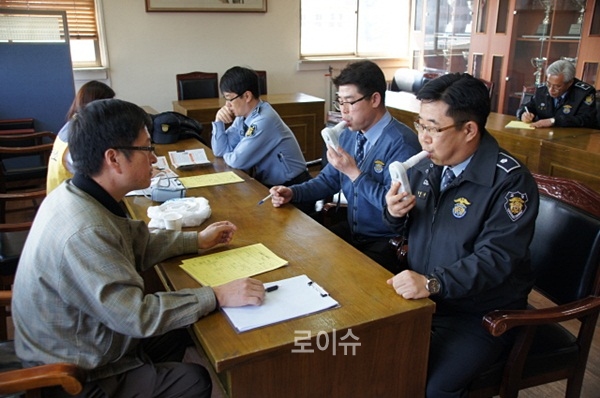 ▲교도소직원들이CO측정,니코틴의존평가등검사를받고있다.(사진제공=부산교도소)