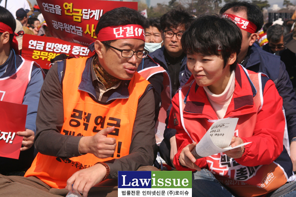 ▲28일총력결의대회에서공무원노조이충재위원장과이영주민주노총사무총장이대화를나누고있다.