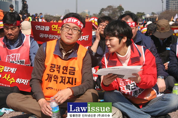 ▲28일총력결의대회에서공무원노조이충재위원장과이영주민주노총사무총장이대화를나누고있다.