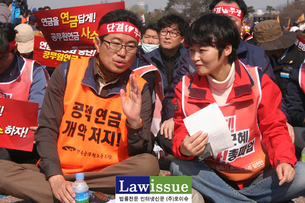 ▲28일총력결의대회에서공무원노조이충재위원장과이영주민주노총사무총장이대화를나누고있다.