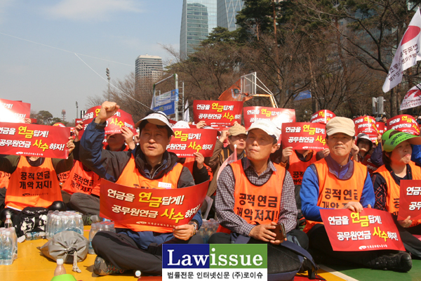 ▲규탄구호를외치는법원본부장출신전호일공무원노조부위원장(좌)