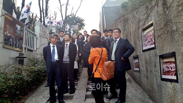 ▲법관들이근대문화골목을체험하고있다.