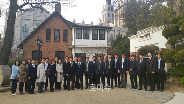 ▲대구지법법관들이기념촬영을하고있다.(사진제공=대구지법)