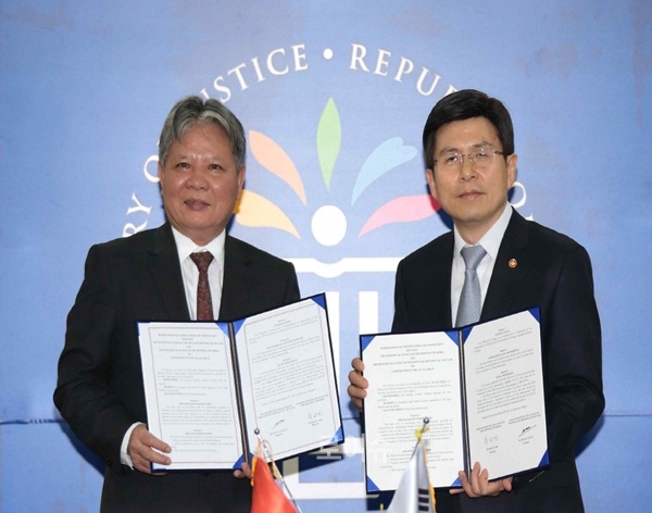 ▲하훙끄엉(HaHungCuong)베트남법무부장관과황교안법무장관(사진우측)이양해각서를내보이고있다.(사진제공=법무실)