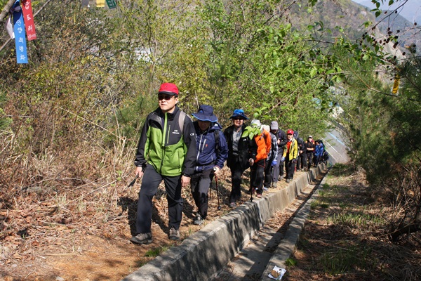 ▲이강원법원장을필두로산행을하고있다.