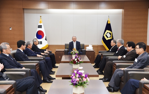 ▲양승태대법원장(가운데)과상임조정위원들/사진제공=대법원