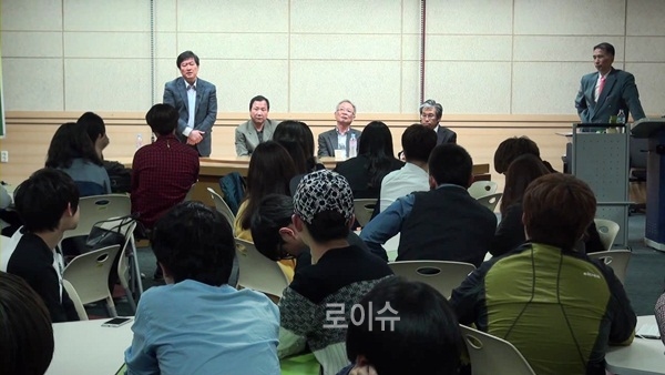 ▲패널로참석한한교수가홍덕률총장의1000만원벌금관련등거취문제를놓고학생들에게설명하고있다.(사진제공=공동대책위)