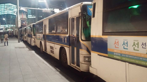 ▲이덕우변호사가18일밤9시경광화문앞의경찰차벽사진을찍어페이스북에올렸다.