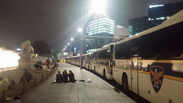 ▲이덕우변호사가18일밤광화문일대에쳐진경찰차벽사진을찍어페이스북에열렸다.