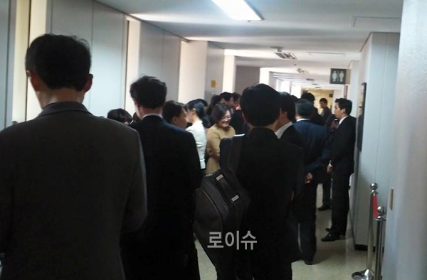 ▲이광철변호사가21일서울중앙지법영장실질심사법정앞에모인변호인들을찍은사진