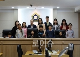 ▲정영식부장판가가족및지인이법정에서기념촬영.(사진제공=대구지법)