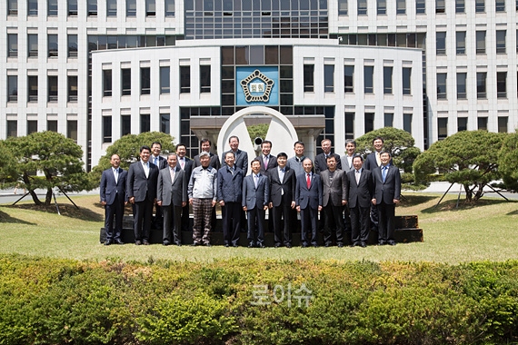 ▲부산시상인연합회임원들과법원청사를배경으로기념촬영.(사진제공=부산고법)