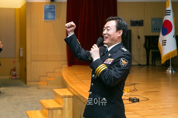 ▲권기선부산경찰청장이‘부산교통질서,나부터먼저’구호를선창하고있다.(사진제공=부산경찰청)