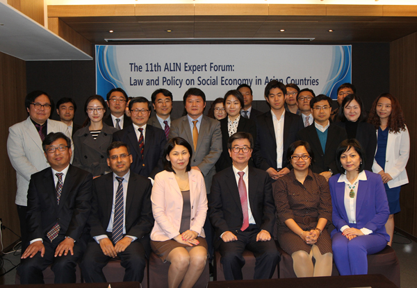 ▲전문가포럼뒤기념촬영(사진=한국법제연구원)