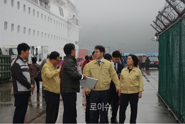 ▲4월29일제주항크루즈여객터미널안전점검하는김주현법무부차관(사진=법무부)